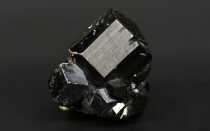 Уникальные свойства черного турмалина и каким знакам зодиака он подойдет?