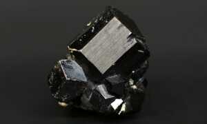 Уникальные свойства черного турмалина и каким знакам зодиака он подойдет?