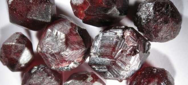 Альмандин камень – вылечит тело и душу