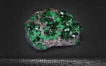 Уваровит: царский камень с Урала