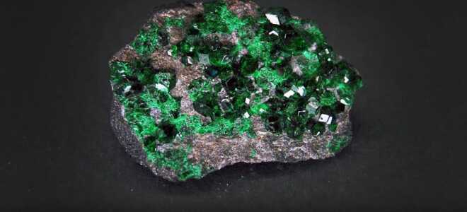 Уваровит: царский камень с Урала